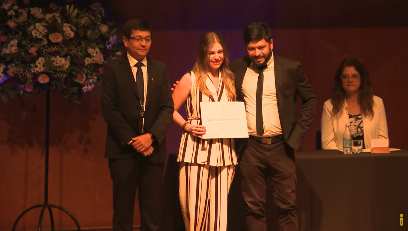 Victoria Seider recibe el reconocimiento por mejor Tesis de Magíster DIHA 2026 Victoria Seider recibe el reconocimiento por mejor Tesis de Magíster DIHA 2026